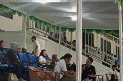 Asyiknya Gus Miftah Nonton PSS Sleman vs Persita Tangerang sambil Makan Tahu Sumedang <