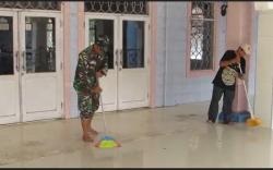 HUT Ke-77 TNI, Prajurit Kodim OKI Bersihkan Masjid dan Terminal<