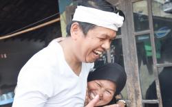 Digugat Cerai Istri Anne Ratna Mustika, Dedi Mulyadi Dipeluk Janda<