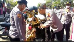Pedagang Kerupuk Ini Sujud Syukur dan Menangis Barang Dagangannya Diborong Kapolres Kendal