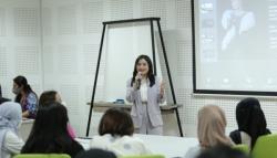 5 Fakta Prilly Latuconsina, Ngajar di UGM 