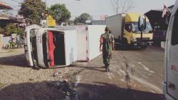 Sopir Diduga Ngantuk, Mobil Boks Oleng lalu Terguling di Jalan Raya Bandung-Cianjur