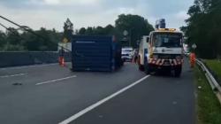 Gegara Tak Kuat Nanjak, Kontainer Terguling di Tol Cipularang, Lalu Lintas Macet Parah
