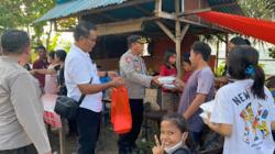 Bikin Haru, Polisi Bagikan Makanan untuk Korban Bencana Kebakaran Pasar 54 Amurang