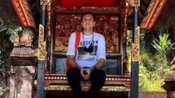 Kembali Berulah, Bule Pria Berfoto sambil Duduk di Tempat Suci Pura Bali <