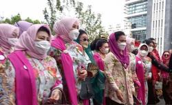 Ibu Negara Iriana Jokowi Tampil Anggun Berkebaya bersama Ribuan Orang di Solo<