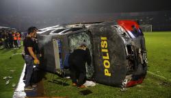 Foto Kerusuhan di Stadion Kanjuruhan, Sejumlah Mobil Polisi Hancur