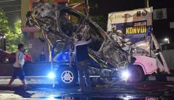 Evakuasi Bangkai Kendaraan usai Kerusuhan di Stadion Kanjuruhan