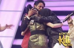 Haru! Purnama Cium Kaki Kedua Orang Tua di Panggung Kontes KDI 2022