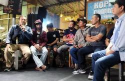 Terungkap! Ini Alasan Aremania Masuk Lapangan: Hanya Menyalami, Tidak Melukai