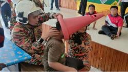 Kepala Bocah Ini Terjebak di Cone Lalu Lintas saat Iseng Bermain, Damkar Turun Tangan