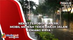 Satu Unit Mobil Mewah Terjebak Banjir di Jalan Kemang Raya