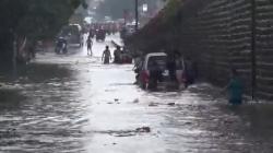 Kota Cimahi Diterjang Banjir, Mobil Terjebak Genangan di Cimindi, Lalu Lintas Macet<