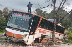 Bus Bawa 20 Orang Tabrak Pembatas Jalan hingga Ban Depan Lepas, Begini Kondisi Penumpangnya