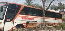 Detik-detik Bus Bawa 20 Penumpang Tabrak Pembatas Jalan hingga Ban Depan Lepas<