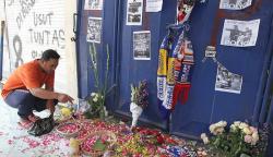 Penampakan Pintu Tribun 13 Stadion Kanjuruhan Dipenuhi Bunga dan Foto Korban