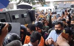 Naiki Mobil Lapis Baja, Ferdy Sambo dan Putri Candrawathi Tiba di Kejagung