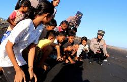 Sambangi Anak Pesisir, Polres Bantul Lepas Tukik di Pantai Samas