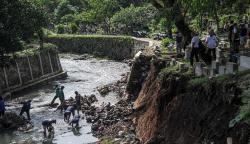TPU Sirnaraga Bandung Longsor, Warga Sisir Sungai Cari Tulang Manusia<
