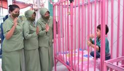 Momen Haru Istri Tentara Berbagi Kebahagiaan dengan Anak-anak Panti Asuhan Cacat Ganda