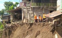 Tebing Pinggir Sungai Longsor, Sejumlah Rumah Warga Musi Banyuasin Ambruk <