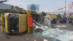 Truk Pikap Bawa Kaca Terguling di Buahbatu Bandung, Lalu Lintas Sempat Macet<