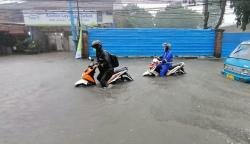 Pengendara Nekat Lewati Banjir di Jalan Cirendeu Raya