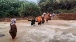 Potret Perjuangan Siswa di Madina ke Sekolah, Jalan Kaki Masuk Hutan hingga Bertemu Hewan Buas<