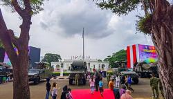 Antusiasme Warga Foto Bareng Alutsista TNI di Depan Istana Merdeka