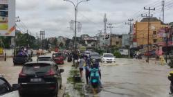Sejumlah Ruas Jalan di Kota Palembang Tergenang karena Air Sungai Musi Meluap, Lalin Macet<