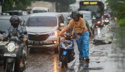 Banjir Surut, Kini Jalan TB Simatupang Jaksel Macet Total dan Dipenuhi Lumpur