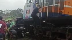 Mesin Mati di Tengah Rel, Pikap Tertabrak KA Pangrango di Karangtengah Sukabumi<