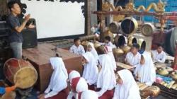 Dalang Wayang Kulit di Boyolali Buka Sanggar Seni Karawitan Gratis untuk Anak