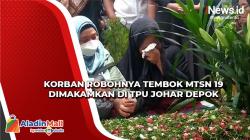 Ibunda Korban Robohnya MTsN 19 Tak Kuasa Menahan Tangis saat Pemakaman Putranya di TPU Johar Depok