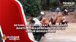 Guru-Guru di Mandailing Natal Bertaruh Nyawa Bantu Siswa Seberangi Sungai Demi Bersekolah