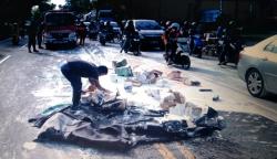 Pecah Ban, Truk Terguling di Jalan Solo-Semarang, Ratusan Kaleng Cat Tumpah Berserakan