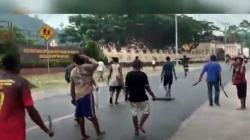 Massa Bersajam Kejar Polisi, Cari Penabrak Pelajar hingga Tewas di Polda Papua Barat