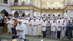 Tata Cara Sholat 5 Waktu Beserta Bacaannya, Lengkap Syarat & Rukun