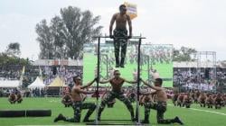 Atraksi Senam Sparko Yonif Raider 300 di Stadion Siliwangi Bandung Bikin Penonton Kagum<