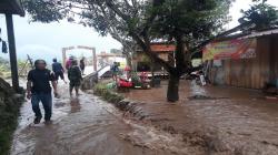 Diguyur  Hujan Deras, Sungai Cibojong Sukabumi Meluap lalu Rendam Perkampungan<