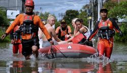 Foto-Foto Bule Dievakuasi dengan Perahu Karet saat Banjir di Seminyak Bali