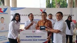 Partai Perindo Serahkan Bantuan Modal dan Gerobak UMKM