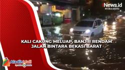 Banjir Rendam Jalan Bintara Bekasi Barat, Pengendara Nekat Terobos Genangan Air
