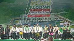 Momen Kapolri Dikalungi Sarung Hijau saat Festival Keceran Tjimande di Stadion GBK