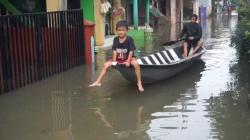 Sungai Citarum Meluap, Permukiman Warga Dayeuhkolot Bandung Terendam<