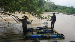 Jembatan Merah Putih Putus Tak Kunjung Diperbaiki, Warga Garut Buat Rakit Darurat
