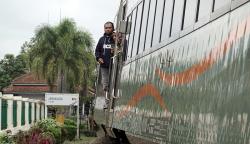 Rel Ambles akibat Banjir di Jateng, Penumpang Kereta Dipindah ke Bus