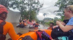 153 Wisatawan Asing di Kuta Bali Terjebak Banjir Dievakuasi, Begini Penampakannya