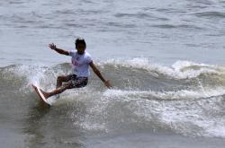 Keren, Surfing Bakal Jadi Ekstrakurikuler di SD-SMP Pesisir Barat<