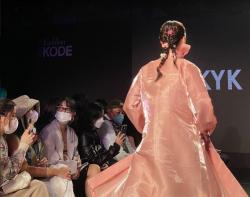 Pertama Kalinya Aksesoris Rambut Buatan Indonesia Hadir di Seoul Fashion Week 